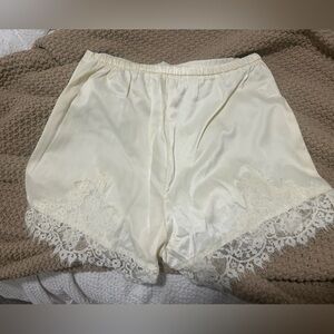 Cream satin-like lace short M